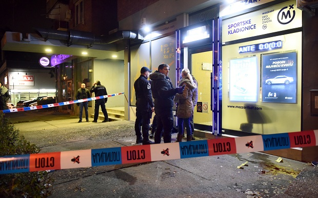 ПУЦЊАВА НА КАРАБУРМИ: Младић рањен испред кладионице